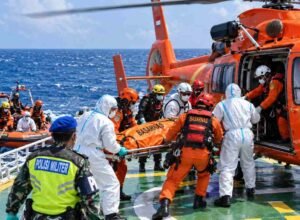 Hari Ke-9 Pencarian KM Virgo, 3 Korban Ditemukan, 122 Orang Masih Dicari Evakuasi korban KM Virgo Transport 8 oleh tim Basarnas di Laut Jawa