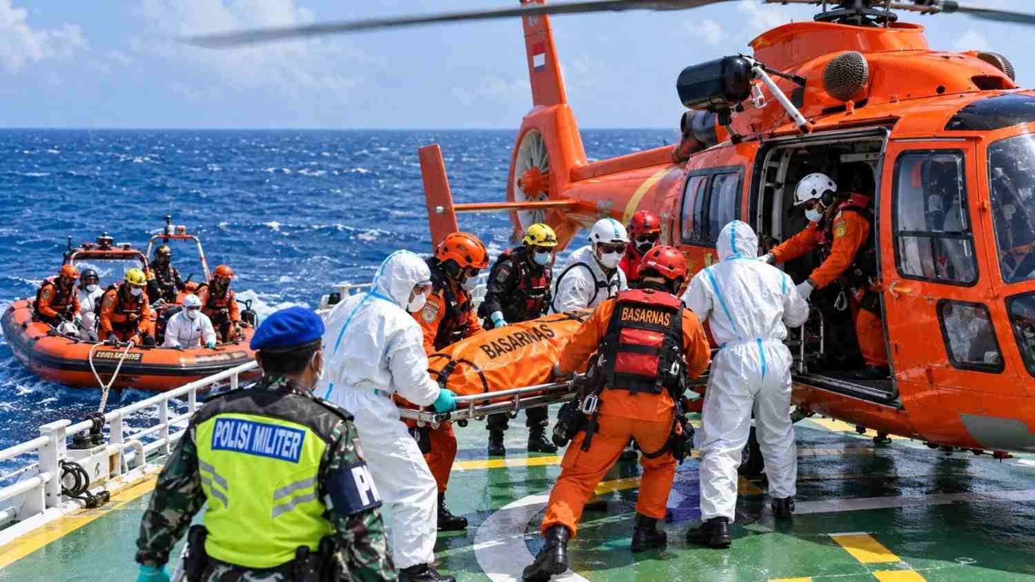Evakuasi korban KM Virgo Transport 8 oleh tim Basarnas di Laut Jawa