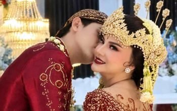 Irma Darmawangsa dan Irfan Sebaztian di pelaminan