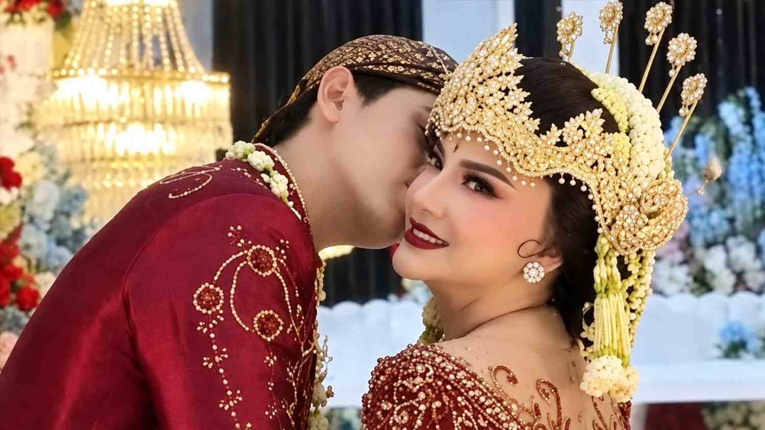 Irma Darmawangsa dan Irfan Sebaztian di pelaminan