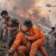 Ilustrasi karhutla Indonesia September 2026 dengan petugas memadamkan kebakaran hutan dan helikopter water bombing