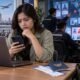 Ilustrasi calon pekerja migran memeriksa lowongan kerja ilegal di platform digital