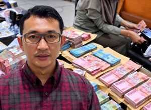 Ilustrasi Juru Bicara KPK dengan latar uang dan perhiasan sitaan di Kanwil BPN Jatim