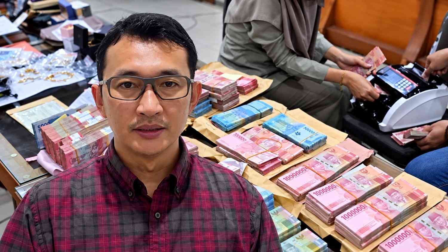 Ilustrasi Juru Bicara KPK dengan latar uang dan perhiasan sitaan di Kanwil BPN Jatim