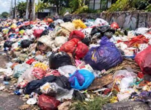 Tumpukan sampah di tepi jalan menggambarkan persoalan pengelolaan sampah dan open dumping di Kabupaten Gowa