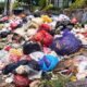 Tumpukan sampah di tepi jalan menggambarkan persoalan pengelolaan sampah dan open dumping di Kabupaten Gowa