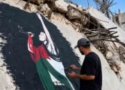 Seniman melukis mural solidaritas Palestina di tengah reruntuhan Gaza