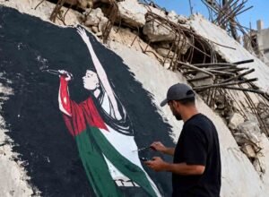Seniman melukis mural solidaritas Palestina di tengah reruntuhan Gaza