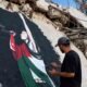Seniman melukis mural solidaritas Palestina di tengah reruntuhan Gaza