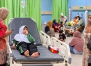 Sejumlah siswa menjalani perawatan usai dugaan keracunan MBG di Kota Sorong, Papua Barat Daya.
