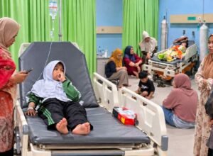 Uji Lab Kasus MBG Sorong Temukan Bacillus cereus pada Buah Naga Potong, Kadarnya Lewati Batas Sejumlah siswa menjalani perawatan usai dugaan keracunan MBG di Kota Sorong, Papua Barat Daya.