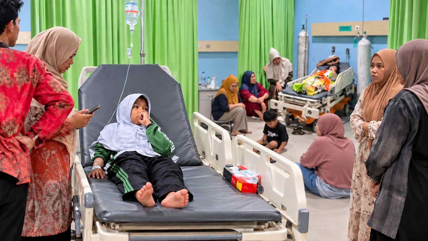 Sejumlah siswa menjalani perawatan usai dugaan keracunan MBG di Kota Sorong, Papua Barat Daya.