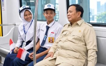 Prabowo mencoba LRT Kelapa Gading–Manggarai bersama pelajar