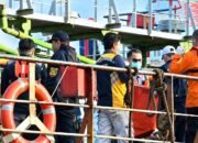 Proses evakuasi korban Virgo Transport 8 oleh tim SAR dan petugas medis