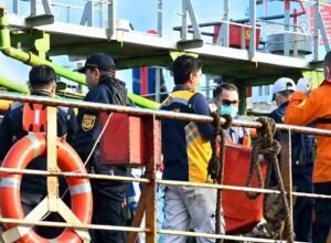 Proses evakuasi korban Virgo Transport 8 oleh tim SAR dan petugas medis