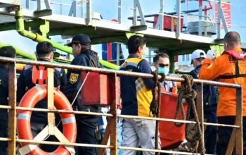 Proses evakuasi korban Virgo Transport 8 oleh tim SAR dan petugas medis
