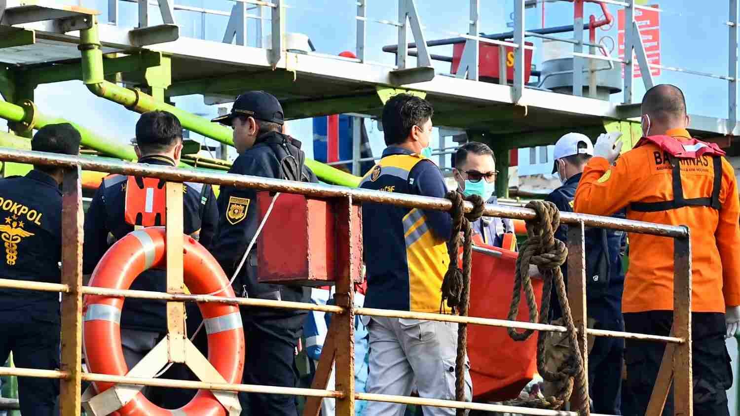 Proses evakuasi korban Virgo Transport 8 oleh tim SAR dan petugas medis