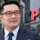 Ridwan Kamil dengan latar gedung KPK terkait penyidikan kasus iklan Bank BJB