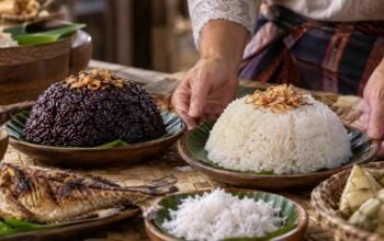 Songkolo ketan hitam dan ketan putih dengan lauk tradisional khas Sulawesi Selatan