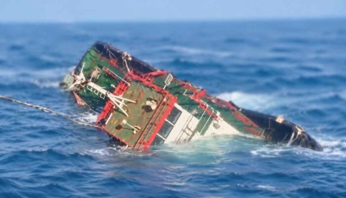 TB MT20 1301 Tenggelam di Bawean, 8 ABK Selamat dari Tongkang yang Hanyut