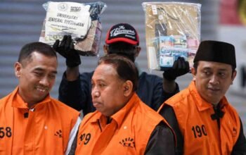 Tersangka kasus Unsoed dalam penanganan perkara penerimaan mahasiswa baru oleh KPK
