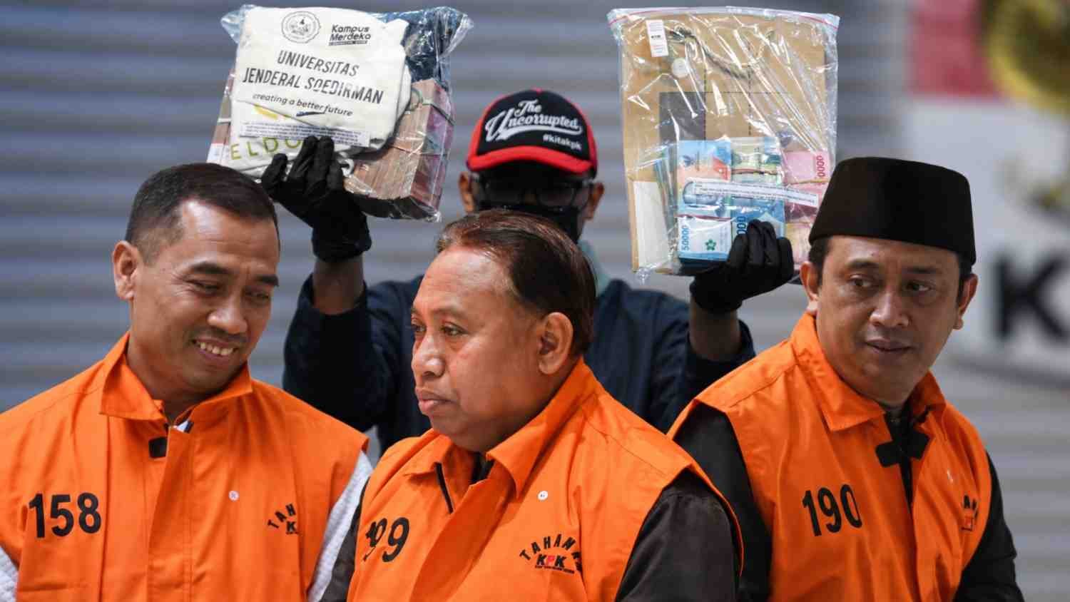 Tersangka kasus Unsoed dalam penanganan perkara penerimaan mahasiswa baru oleh KPK