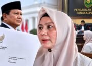 Ilustrasi Wagub Babel Hellyana dengan salinan Keppres pemberhentian sementara dan latar persidangan