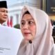 Ilustrasi Wagub Babel Hellyana dengan salinan Keppres pemberhentian sementara dan latar persidangan