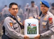 Petugas Polri menunjukkan formula pemadam X-Fire yang digunakan untuk membantu pemadaman karhutla dan bara gambut.