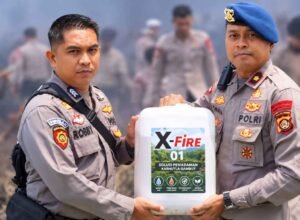 Petugas Polri menunjukkan formula pemadam X-Fire yang digunakan untuk membantu pemadaman karhutla dan bara gambut.