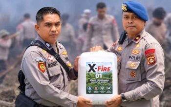 Petugas Polri menunjukkan formula pemadam X-Fire yang digunakan untuk membantu pemadaman karhutla dan bara gambut.