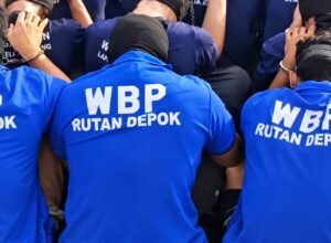 Buntut Pesta Sabu, 120 Napi Rutan Depok Dikirim ke Nusakambangan Petugas pemasyarakatan mengawal pemindahan warga binaan menuju Nusakambangan pada Oktober 2026.