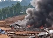 Kendaraan terbakar usai bentrokan di Morowali