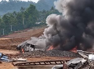 Kendaraan terbakar usai bentrokan di Morowali