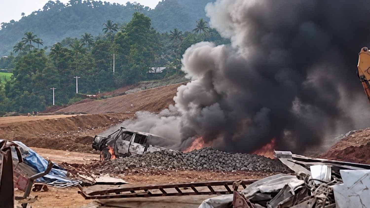Kendaraan terbakar usai bentrokan di Morowali