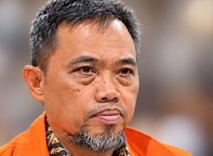 Sekda Cilacap nonaktif Sadmoko Danardono dalam perkara dugaan pemerasan THR Rp568 juta.