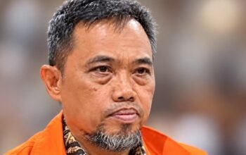 Sekda Cilacap nonaktif Sadmoko Danardono dalam perkara dugaan pemerasan THR Rp568 juta.