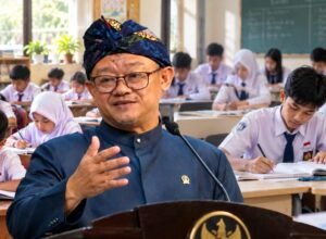 Mendikdasmen Abdul Mu'ti terkait kebijakan siswa tidak otomatis naik kelas mulai tahun ajaran 2027/2028, dengan ilustrasi siswa SD dan SMP belajar.