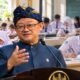 Mendikdasmen Abdul Mu'ti terkait kebijakan siswa tidak otomatis naik kelas mulai tahun ajaran 2027/2028, dengan ilustrasi siswa SD dan SMP belajar.