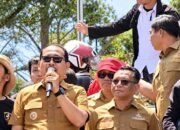 Andi Idil Hafid, Sekwan DPRD Gowa, menyampaikan orasi di depan Kantor Bupati Gowa.