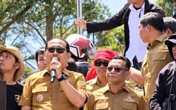 Andi Idil Hafid, Sekwan DPRD Gowa, menyampaikan orasi di depan Kantor Bupati Gowa.