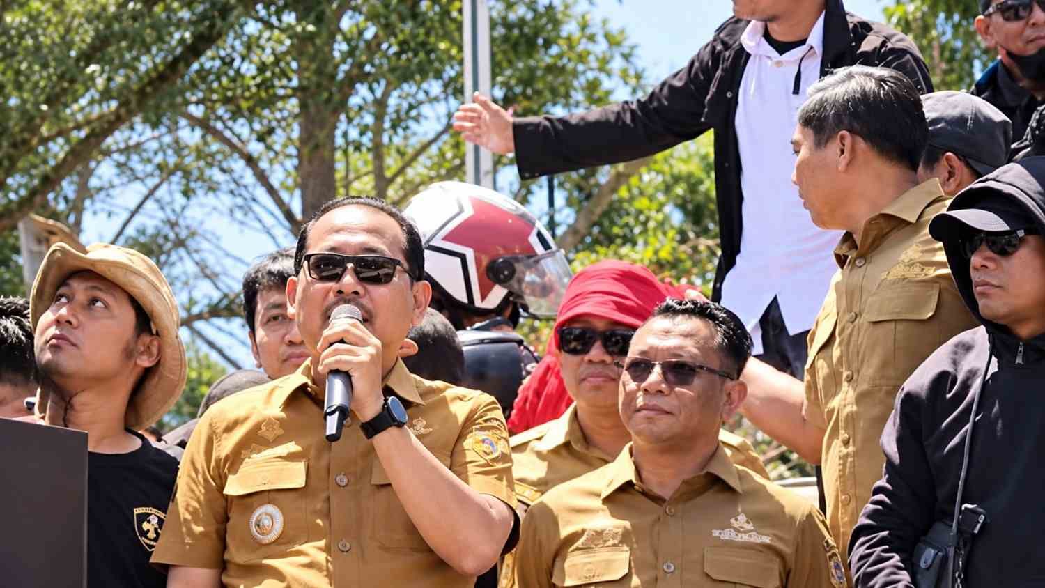 Andi Idil Hafid, Sekwan DPRD Gowa, menyampaikan orasi di depan Kantor Bupati Gowa.