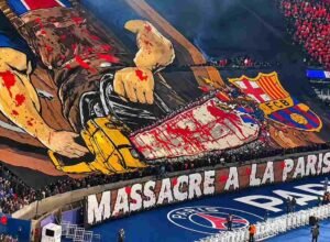 Barcelona Murka, Tifo Berdarah Suporter PSG Berujung Laporan ke UEFA Suporter PSG membentangkan tifo bergambar gergaji mesin berdarah yang menghancurkan lambang Barcelona dalam pertandingan Liga Champions 2026