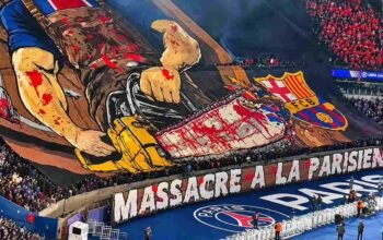 Suporter PSG membentangkan tifo bergambar gergaji mesin berdarah yang menghancurkan lambang Barcelona dalam pertandingan Liga Champions 2026