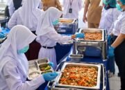 Ilustrasi penyajian Makan Bergizi Gratis dengan sistem prasmanan di ruang kelas sekolah