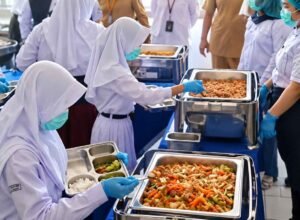 BGN Uji Coba MBG Prasmanan di Sekolah, Ini Tantangan Keamanan Pangan Ilustrasi penyajian Makan Bergizi Gratis dengan sistem prasmanan di ruang kelas sekolah