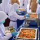 Ilustrasi penyajian Makan Bergizi Gratis dengan sistem prasmanan di ruang kelas sekolah