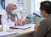 Ilustrasi petugas kesehatan menyiapkan obat tuberkulosis dalam pelayanan pasien TBC.