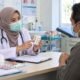Ilustrasi petugas kesehatan menyiapkan obat tuberkulosis dalam pelayanan pasien TBC.