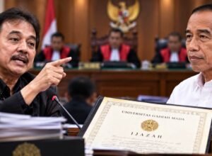 Eksepsi Roy Suryo Tak Diterima, Jokowi dan Ijazah Asli Diminta Hadir di Sidang Roy Suryo meminta Jokowi dan ijazah asli dihadirkan setelah eksepsinya tidak diterima majelis hakim PN Jakarta Timur